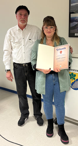 Die Ehrennadel in Bronze für Stephanie Lademann